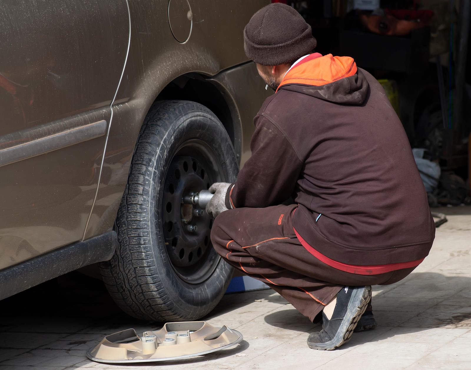 A diagram showing the correct star pattern for tightening lug nuts on a five-lug wheel, illustrating the sequence 1-3-5-2-4 to ensure even seating and prevent warping of the brake rotor.